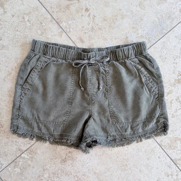 BELLA DAHL | Frayed Edge Cargo Short in Fatigue Green, Size Small - Picture 2 of 8